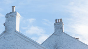 Die Schornsteine eines Hauses bei Lands End, Penzance, Cornwall, England, Großbritannien Die Schornsteine eines Hauses bei Lands End, Penzance, Cornwall, England, Großbritannien